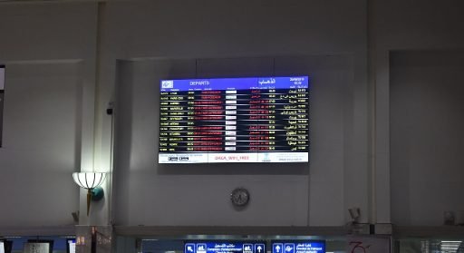 Havalimanında uçuş bilgi ekranı